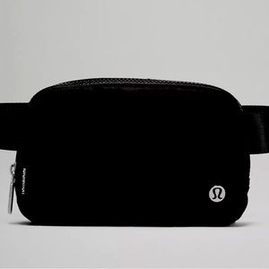 COPY - EVERYWHERE BELT BAG LARGE
Phone, keys, wallet, plus a little extra.